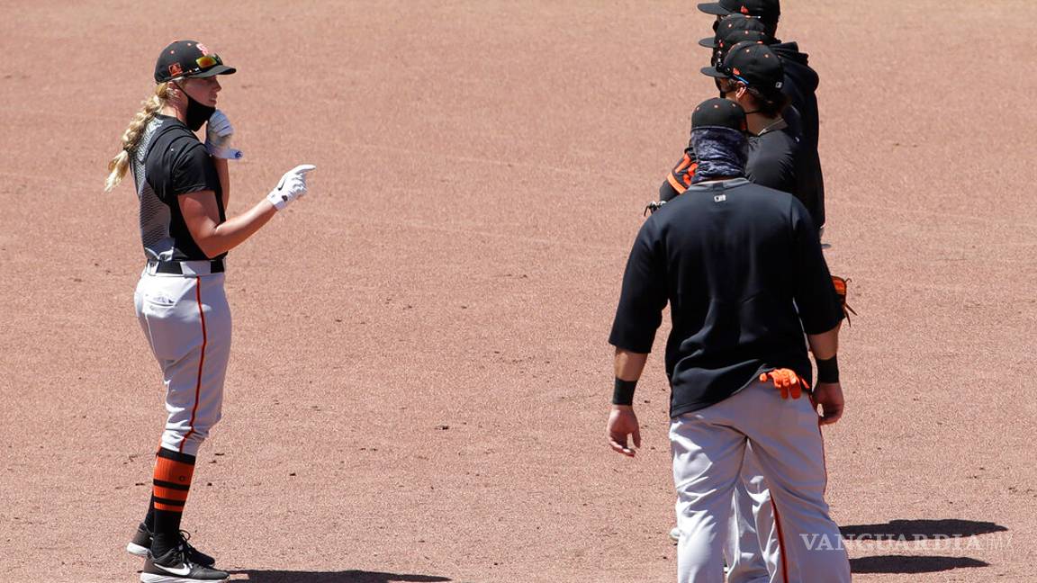 $!Gabe Kapler de los Gigantes se convierte en el primer manager de MLB en arrodillarse para Himno