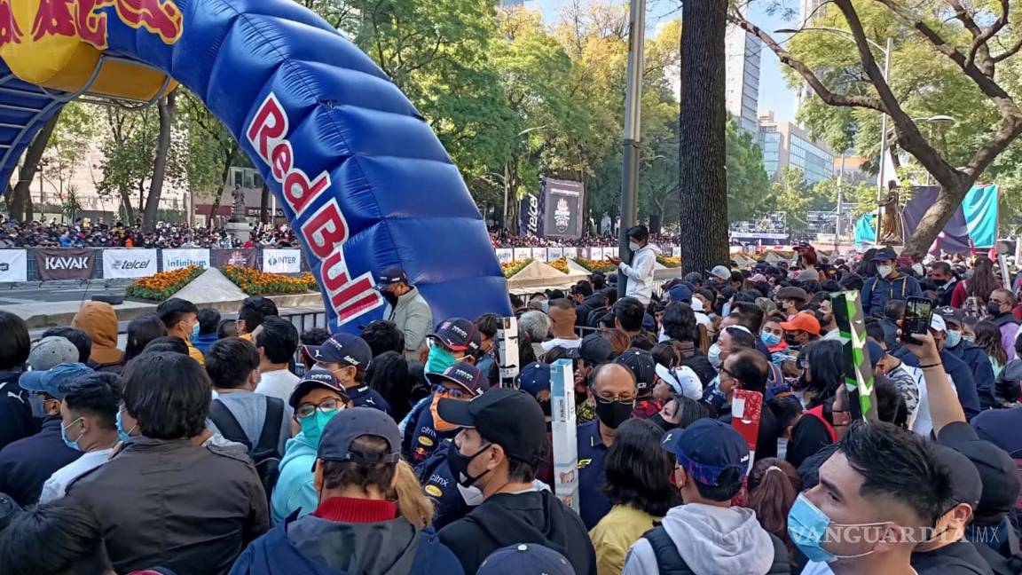 $!Como se esperaba, la gente se dio cita en el Show Run de Red Bull, en donde el principal atractivo es la exhibición de Sergio Checo Pérez corriendo su RB7. El evento que se lleva a cabo en Paseo de la Reforma. Agencia EL UNIVERSAL/Agustín Chávez/RDB