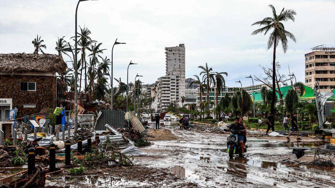 $!Fotografía de escombros en una calle afectada por el paso del huracán Otis en el balneario de Acapulco, en el estado de Guerrero, México.