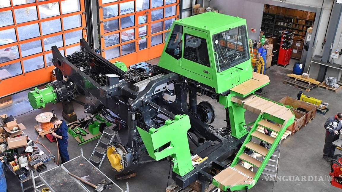 $!Camión minero es el vehículo eléctrico más grande del mundo, y regenera tanta energía que da luz a su empresa