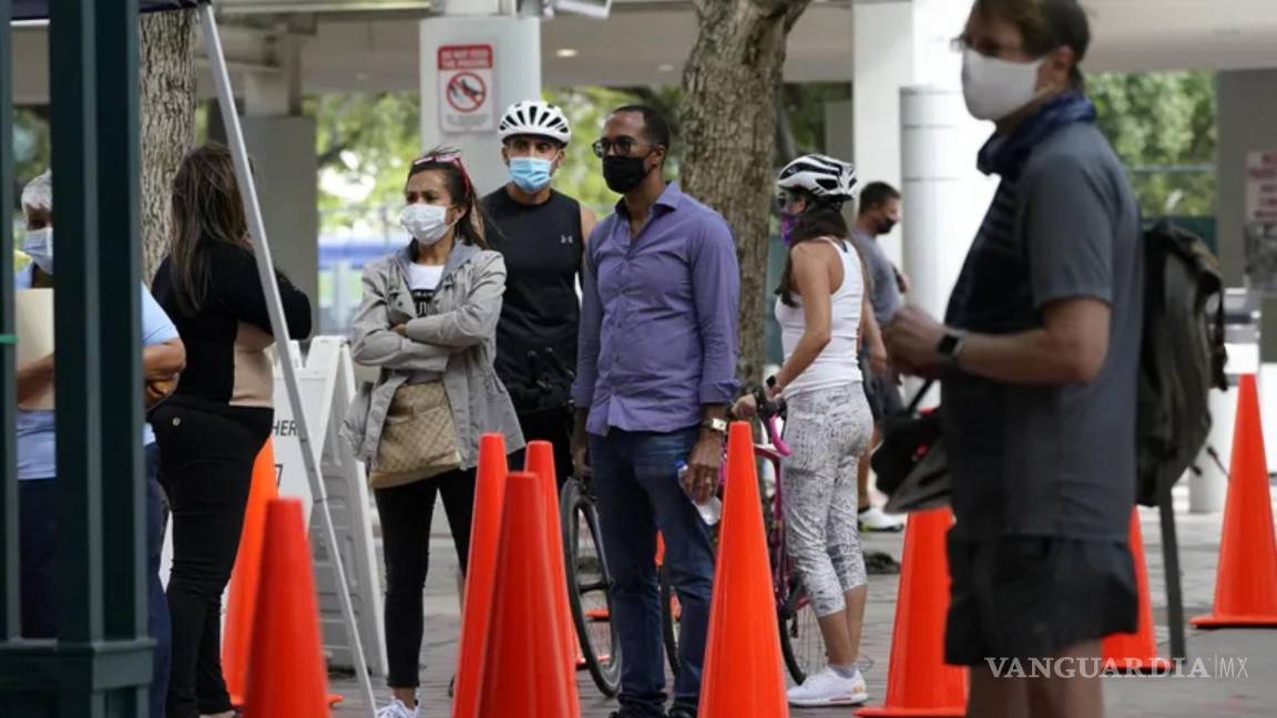 $!La gente espera en fila en un sitio de prueba de COVID-19 sin cita previa, el miércoles 18 de noviembre de 2020, en Miami.
