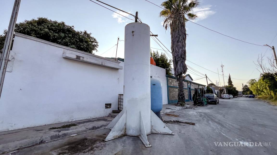 $!Habitantes de la colonia Los Maestros denuncian que un residente usa la vía publica para almacenar objetos de gran tamaño.