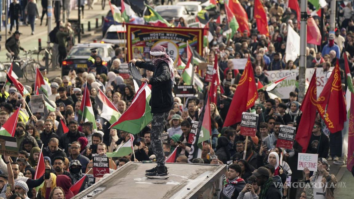 $!Los manifestantes participan en una manifestación y marcha pro-palestinos en Manchester, Inglaterra.