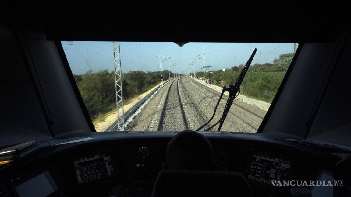 $!Vista de las vías ferroviarias desde la cabina del Tren Maya que viaja de Cancún a Valladolid, en México, el 6 de marzo de 2024. Cuando esté terminada, la línea de alta velocidad recorrerá la península del Yucatán, en el sur del país. (AP Foto/Rodrigo Abd)