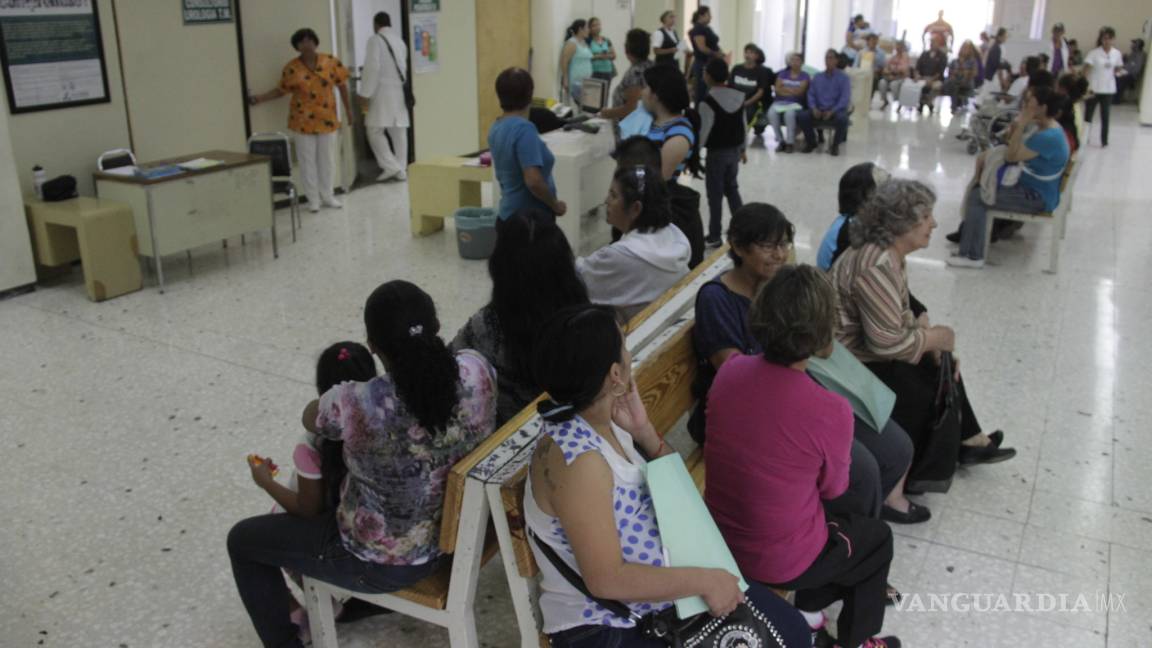 Más de una hora esperan pacientes del IMSS en Saltillo para recibir atención