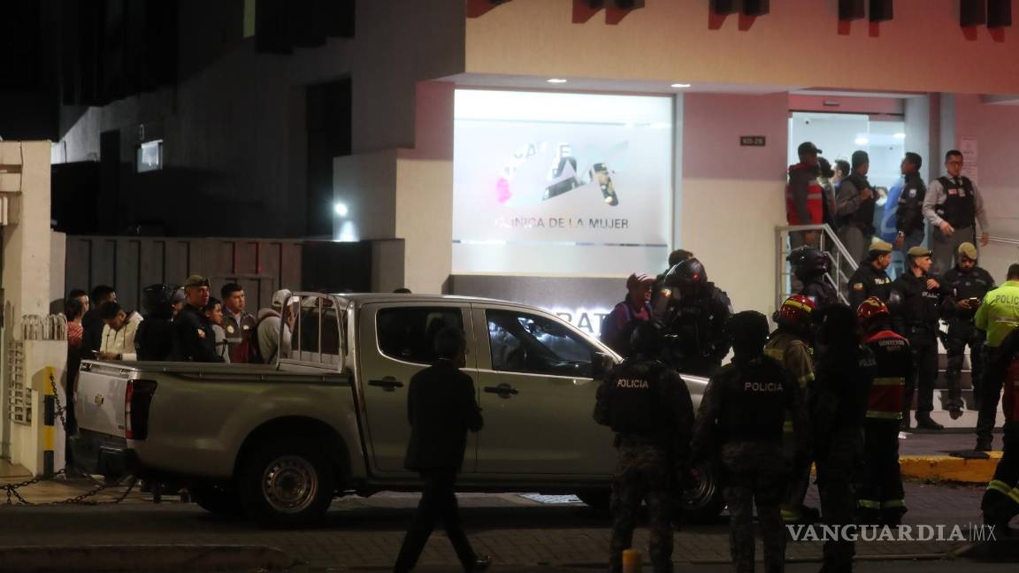 $!Fuerzas de Seguridad permanecen afuera de la Clínica de la Mujer, a donde fue llevado el candidato a la Presidencia de Ecuador, Fernando Villavicencio.