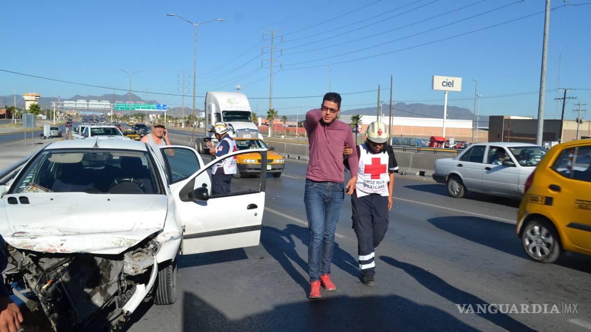 Dormita en puente de Saltillo y por poco se mata