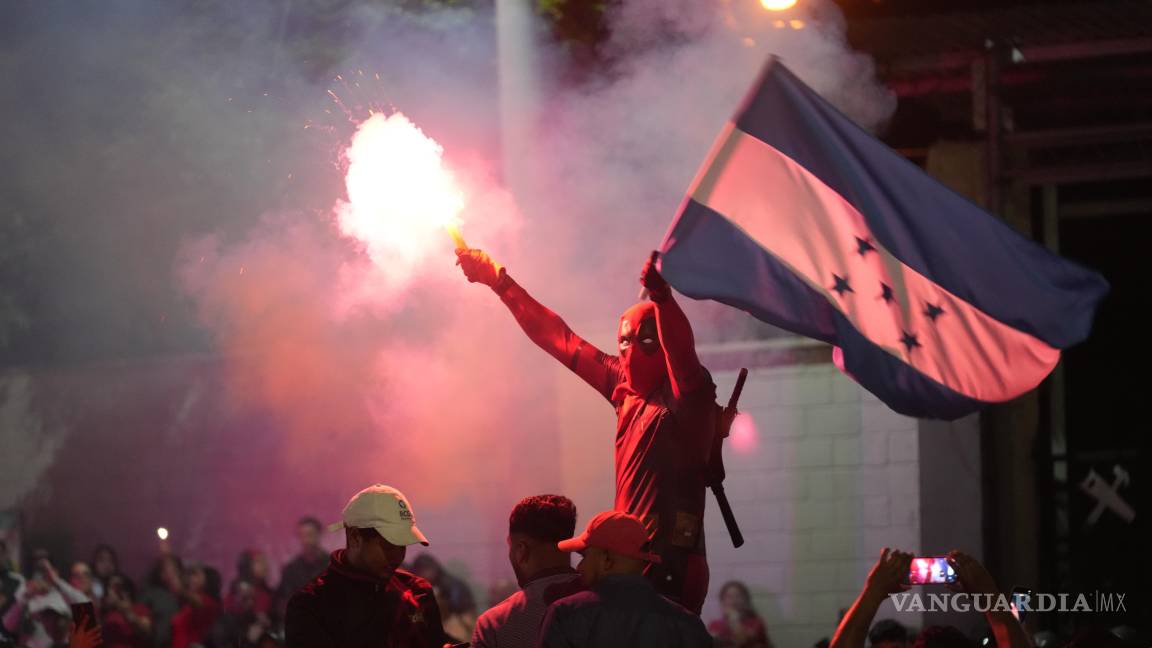 $!Simpatizantes del partido LIBRE, Libertad y Refundación, protestan por los resultados de las elecciones generales en Tegucigalpa, Honduras.