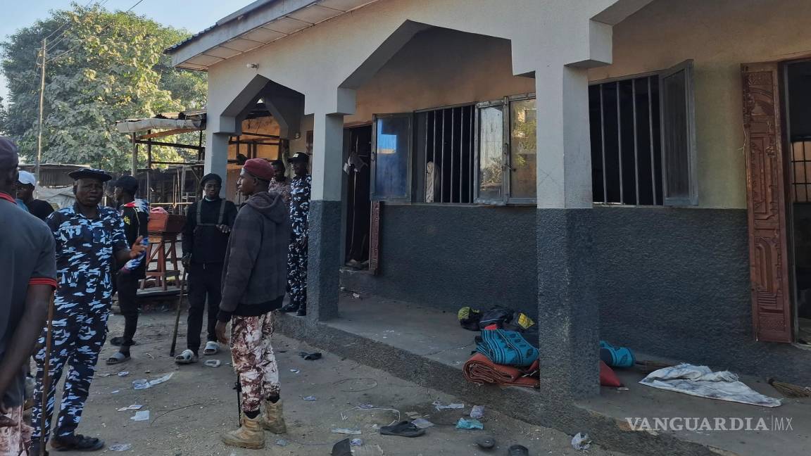 $!Personas inspeccionan la escena de una explosión mortal en una mezquita en Maiduguri, Nigeria.