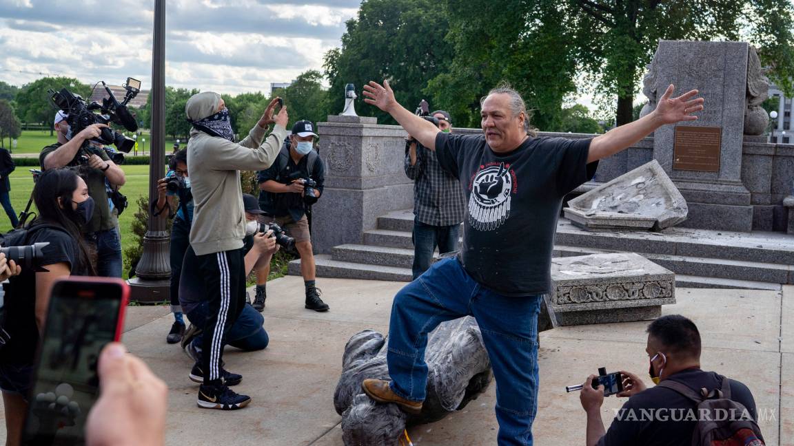 $!Monumentos y estatuas son víctimas de la ira y las protestas antirracistas en todo el mundo (fotos)