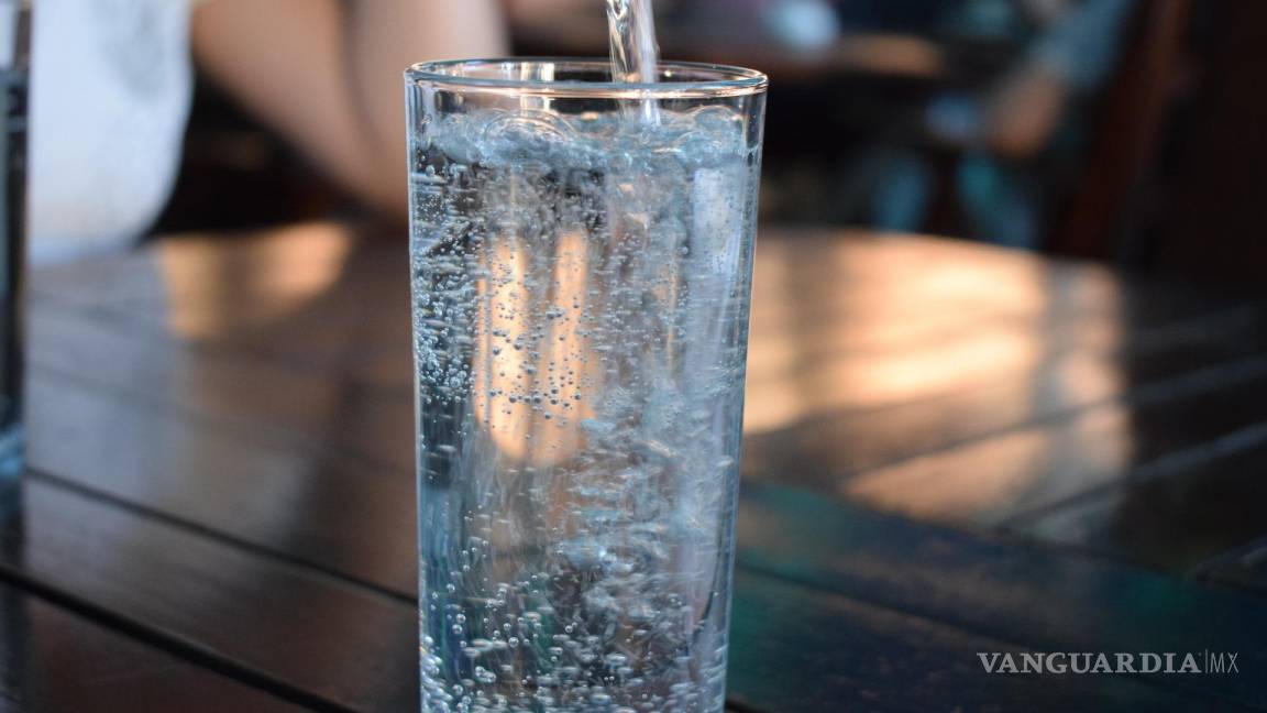 Solo hay escasez de agua mineral en botella vidrio en restaurantes, afirma Canirac Saltillo