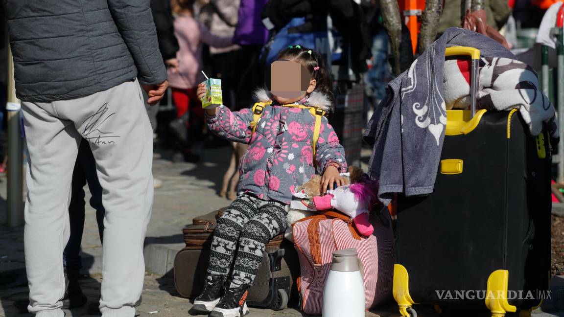 $!Brussels (Belgium), 09/03/2022.- Children who fled Ukraine to Belgium after Russia's invasion of Ukraine wait outside an immigration office in Brussels, Belgium, 09 March 2022. A temporary reception center for people who fled Ukraine has been set up in Brussels to help complete immigration formalities. (Bélgica, Rusia, Ucrania, Bruselas) EFE/EPA/STEPHANIE LECOCQ