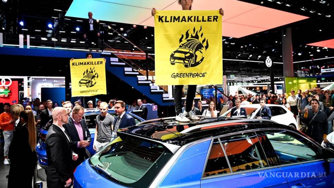Activistas de Greenpeace irrumpen y se suben en los autos del Salón Internacional del Automóvil de Frankfurt, ve estas imágenes