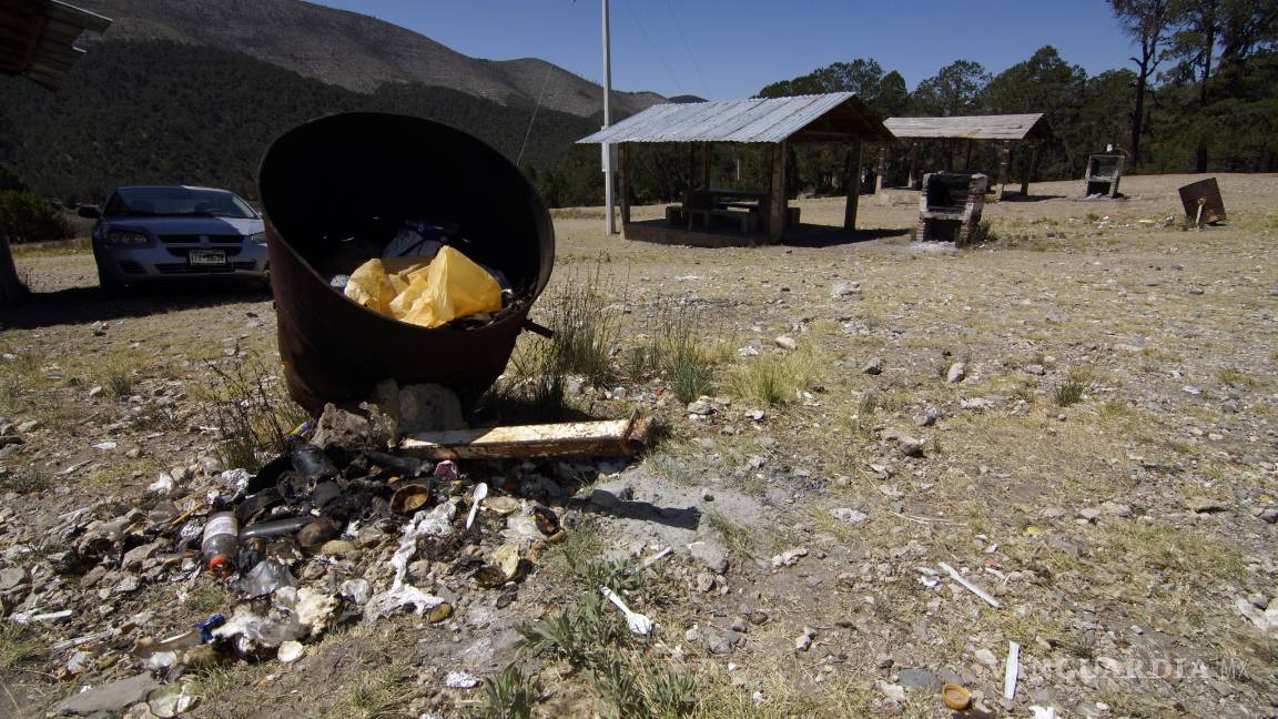 $!Convierten paseantes en basurero a la sierra de Arteaga; dejan más de 20 toneladas de desechos