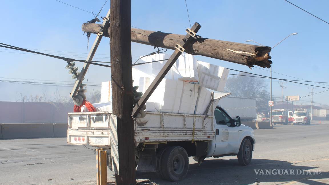 Se va de reversa, choca y causa incendio en Saltillo