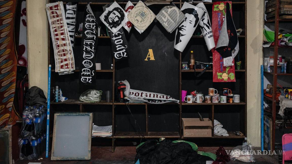 $!Carteles políticos y letreros expuestos en la tienda de fotocopias de la escuela Normal Rural Raúl Isidro Burgos, en Ayotzinapa, en el estado de Guerrero.