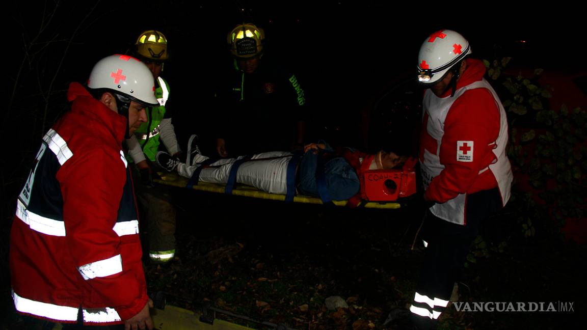 $!Joven cae a arroyo por evadir retén antialcohol en Saltillo