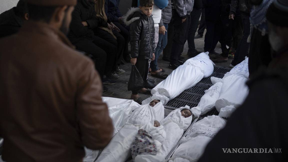 $!Palestinos lamentan la muerte de familiares, incluidos niños que perdieron la vida en un bombardeo israelí sobre la Franja de Gaza fuera de una morgue en Rafah.