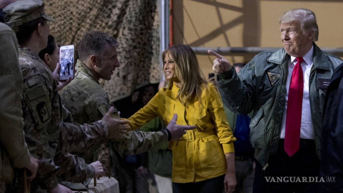 Una semana después de pedir la retirada a sus tropas, Trump visita a soldados en Irak