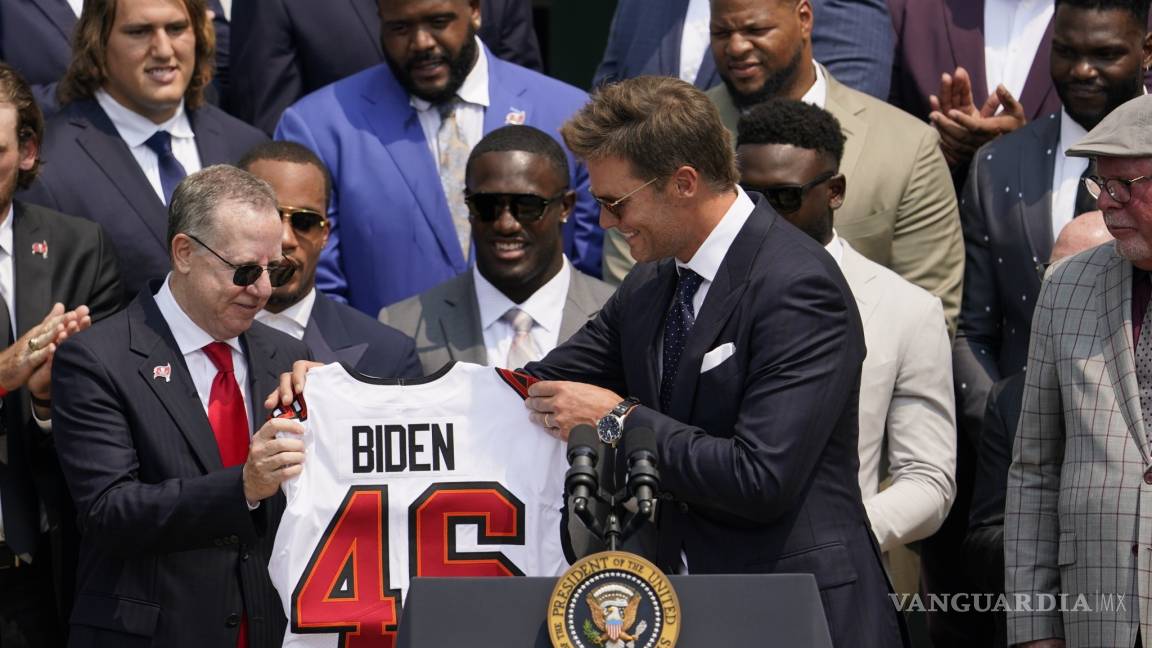 Tom Brady regresa a la Casa Blanca luego de 16 años para saludar al presidente