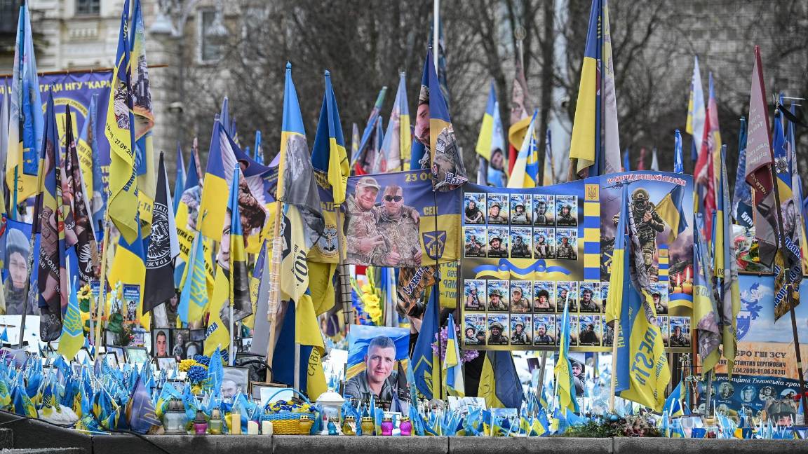 $!Retratos y banderas en un monumento conmemorativo a los soldados ucranianos caídos en la Plaza de la Independencia en Kiev, Ucrania.