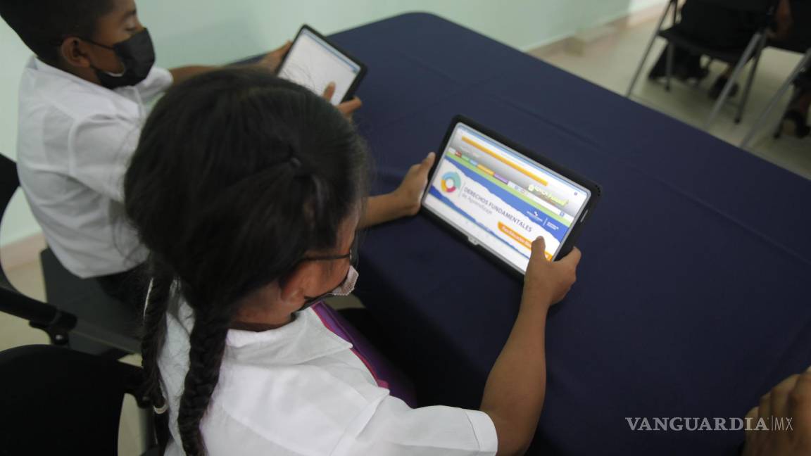 $!Niños revisan internet en dispositivos electrónicos en la Escuela Plan de Chorcha, en el área rural del occidente de Panamá.