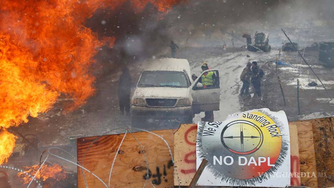 $!Se torna violento desalojo de campamento contra Dakota Acces