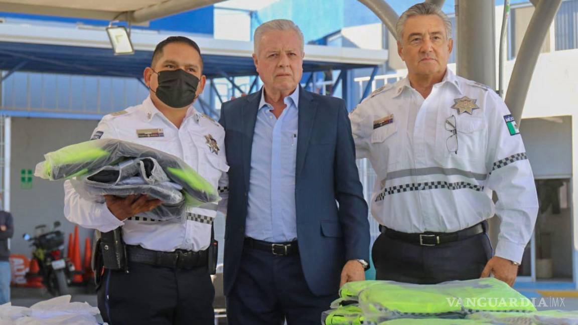 Jorge Zermeño Infante entrega 317 uniformes nuevos a Tránsito y Vialidad