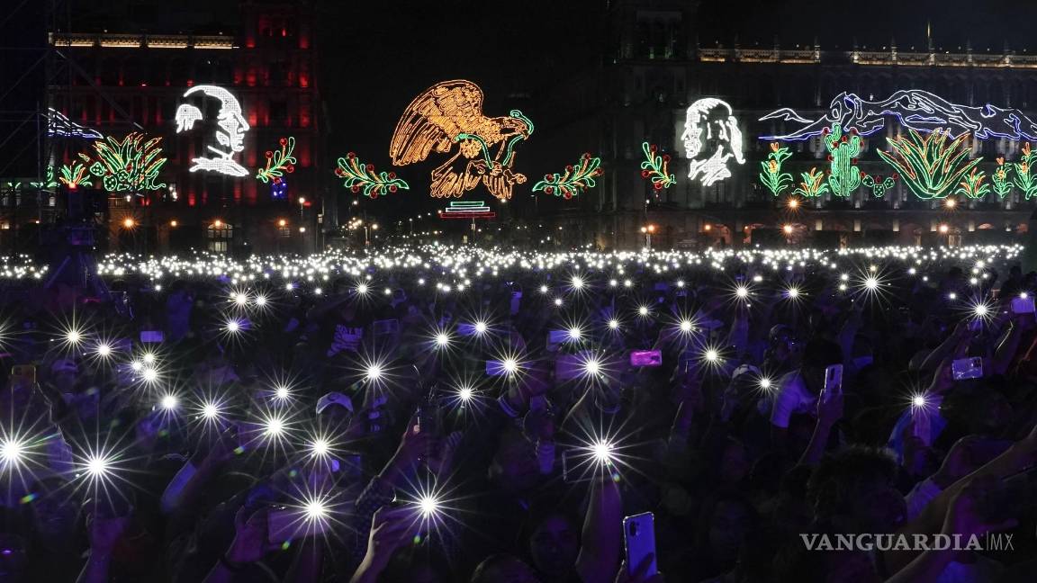 $!Asistentes al concierto gratuito de la banda regional mexicana Grupo Firme en el Zócalo.