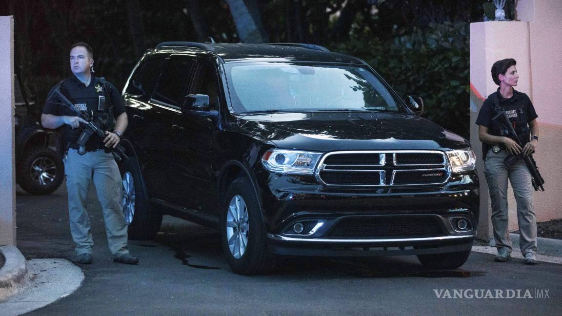 $!Agentes del Servicio Secreto se paran cerca de una de las entradas a Mar-A-Lago en Palm Beach, Florida.