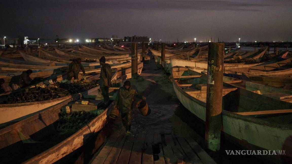 $!Tras una jornada en el mar, pescadores descargan sus capturas en el puerto de Nuadibú, Mauritania, el 27 de noviembre de 2021.