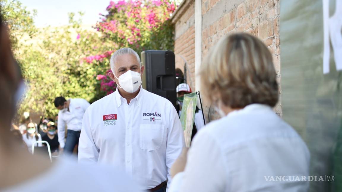 Se reúne Román Alberto con personal docente y de salud en Torreón
