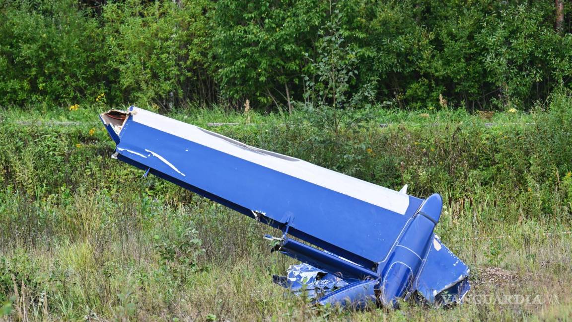 $!Parte de un avión privado estrellado, en el lugar del siniestro, cerca de la localidad de Kuzhenkino, en la región de Tver, Rusia.