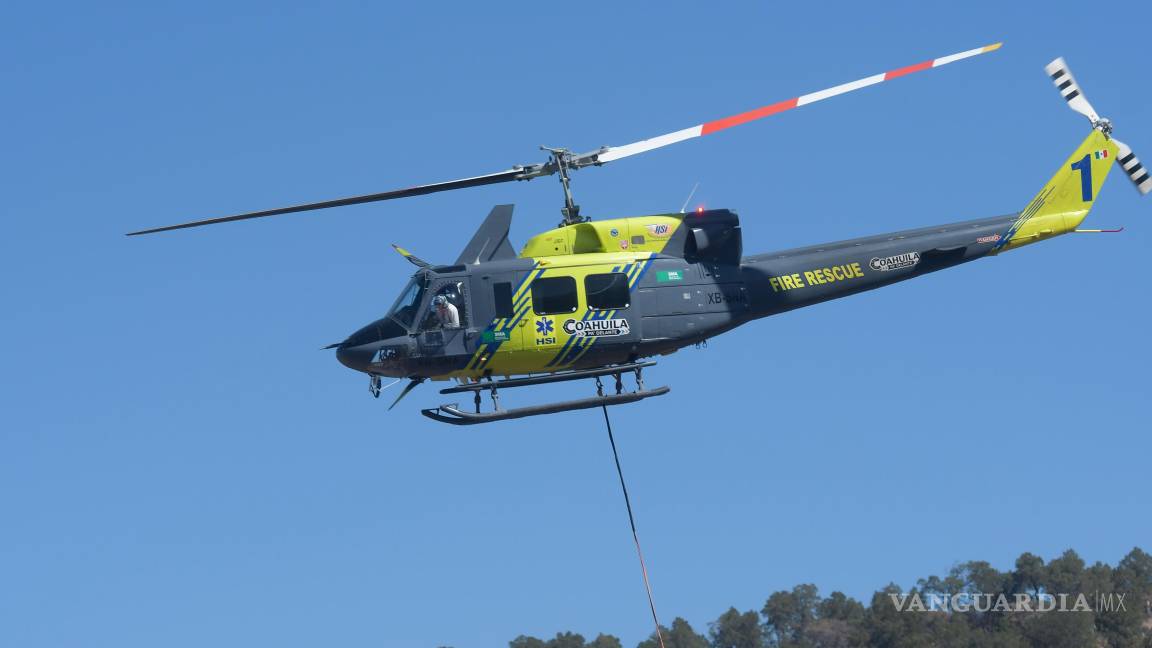 $!El helicóptero Bell utilizado en las labores de combate al incendio en Arteaga, que sufrió un aterrizaje forzoso durante las maniobras.