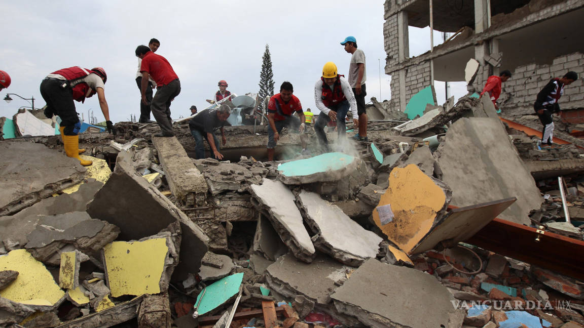 Cien presos escaparon tras terremoto en Ecuador; recapturan a 30