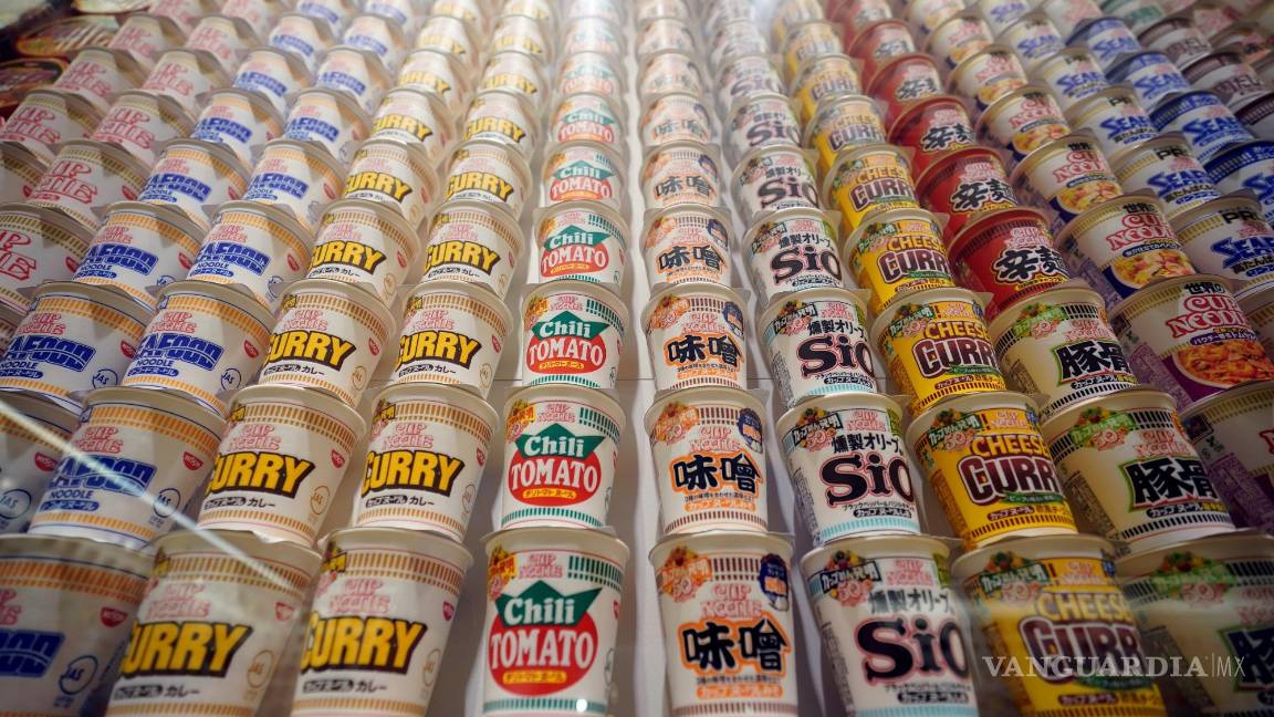 $!Los paquetes de Cup Noodles se muestran en el Cubo Histórico de Instant Noodles en el Museo Cup Noodles en Yokohama, Japón. EFE/EPA/Franck Robichon