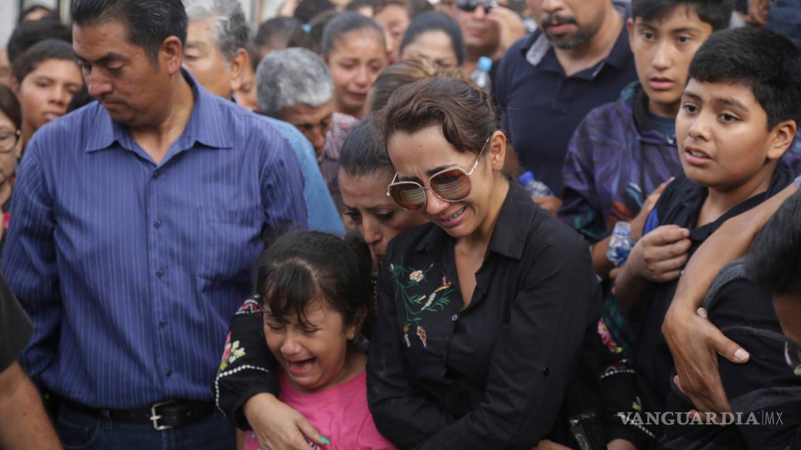 $!Llanto, dolor e impotencia en sepelio de candidato asesinado en Michoacán