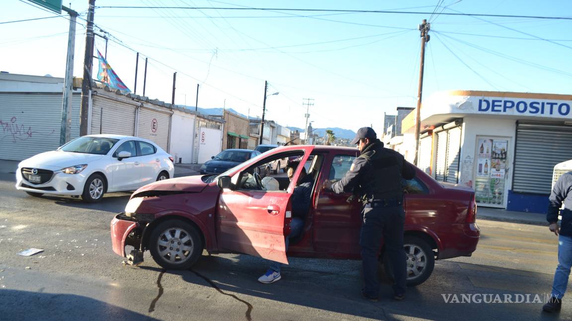 Sol la confunde y choca en Zona Centro de Saltillo