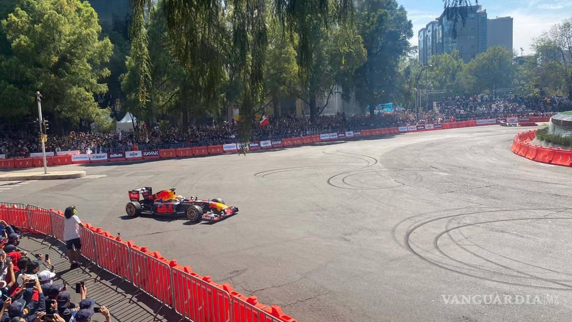 $!Después de varias horas de espera para los más de 100 mil aficionados que se dieron cita en el Show Run de Red Bull en Paseo de la Reforma, Checo Pérez hizo su aparición. En su primera salida, el piloto mexicano dio algunas vueltas de calentamiento. Agencia EL UNIVERSAL/Agustín Chávez/RDB