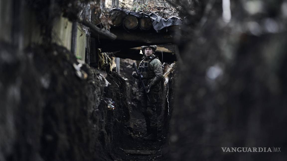 $!Un soldado ucraniano en una trinchera en el frente de batalla cerca de Maryinka, región de Donetsk, Ucrania, el viernes 23 de diciembre de 2022.