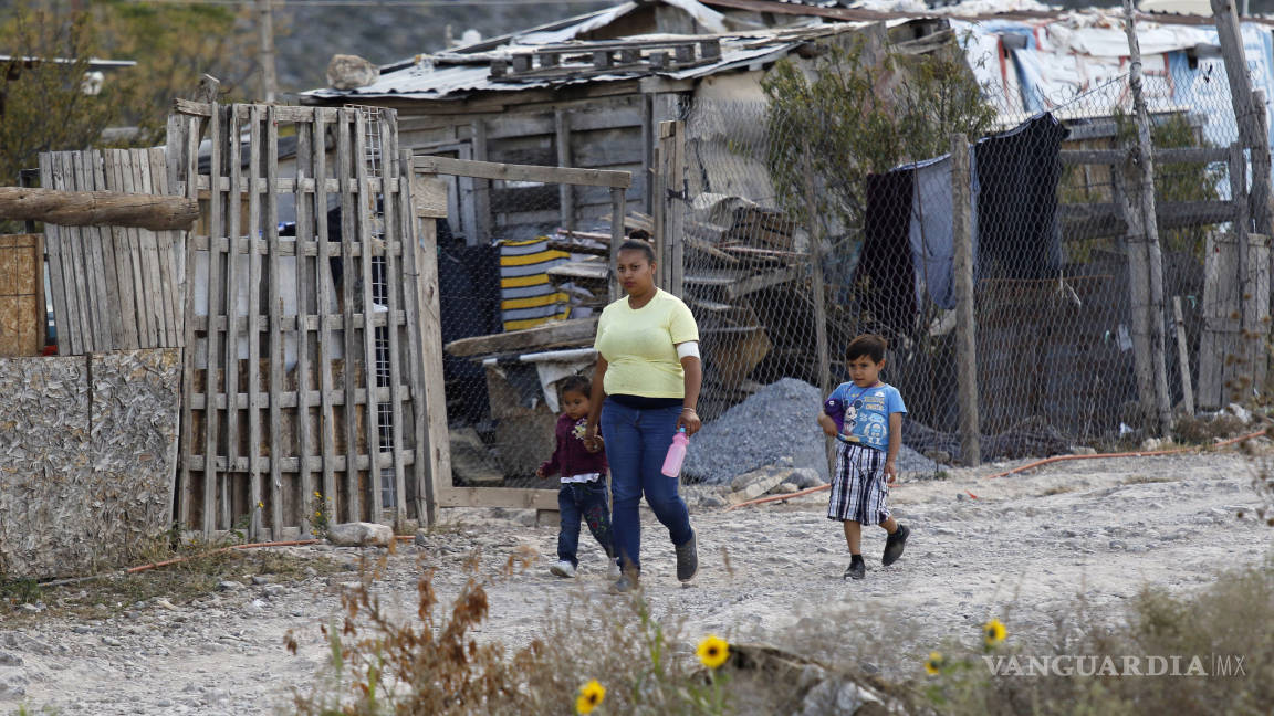 La cruda realidad en Saltillo; así viven el frío decenas de familias en tejabanes de madera