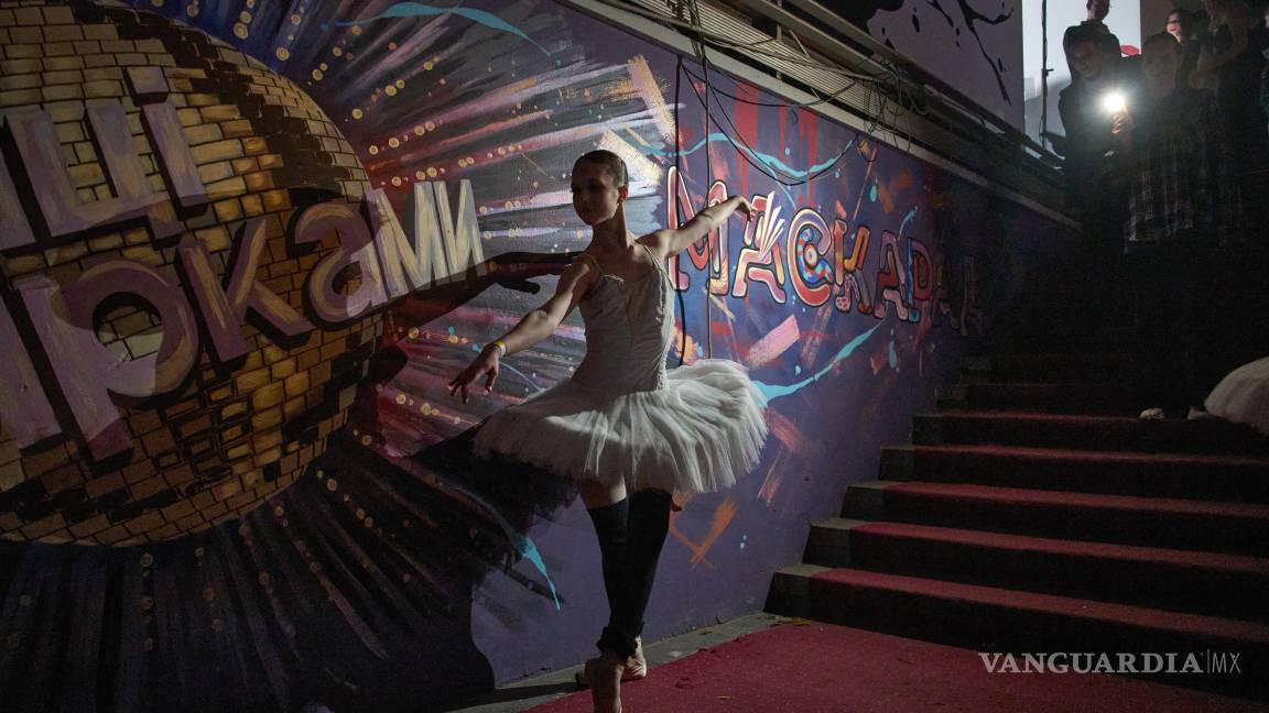 $!Una bailarina de ballet calienta durante la grabación del programa navideño “Bailando con las Estrellas” en Kiev, Ucrania.