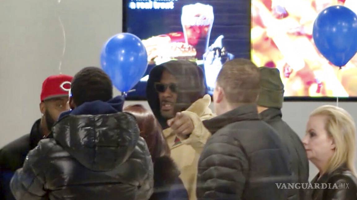 R. Kelly va a un McDonald’s tras salir de prisión