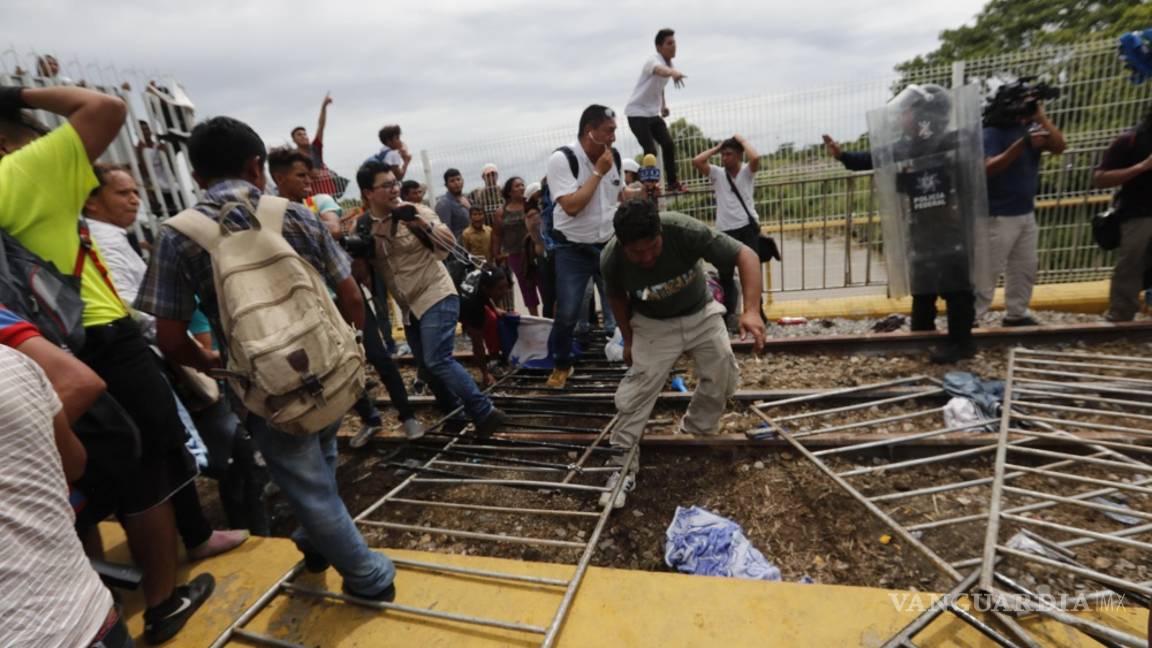 $!Caos y heridos, caravana migrante rompe cerco y cruza frontera con México (Fotogalería)