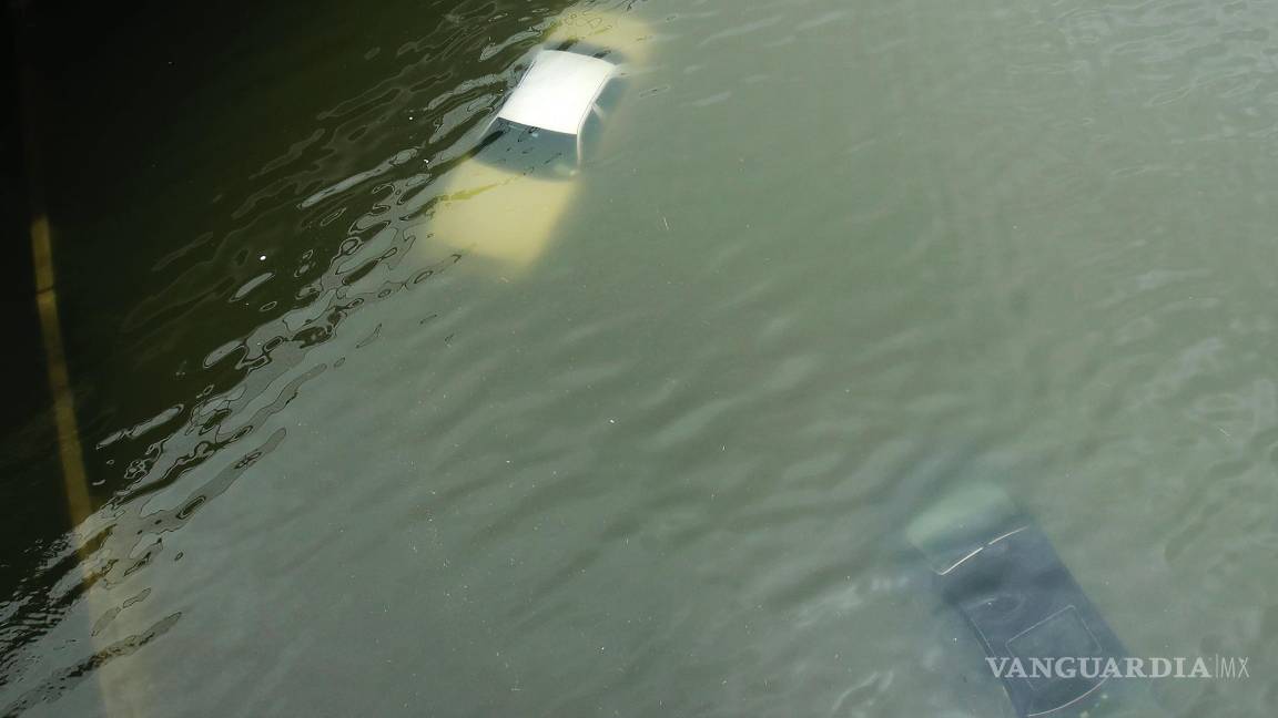 $!Los automóviles están sumergidos en una autopista inundada después del huracán Harvey cerca del centro de Houston, Texas, el 27 de agosto de 2017.