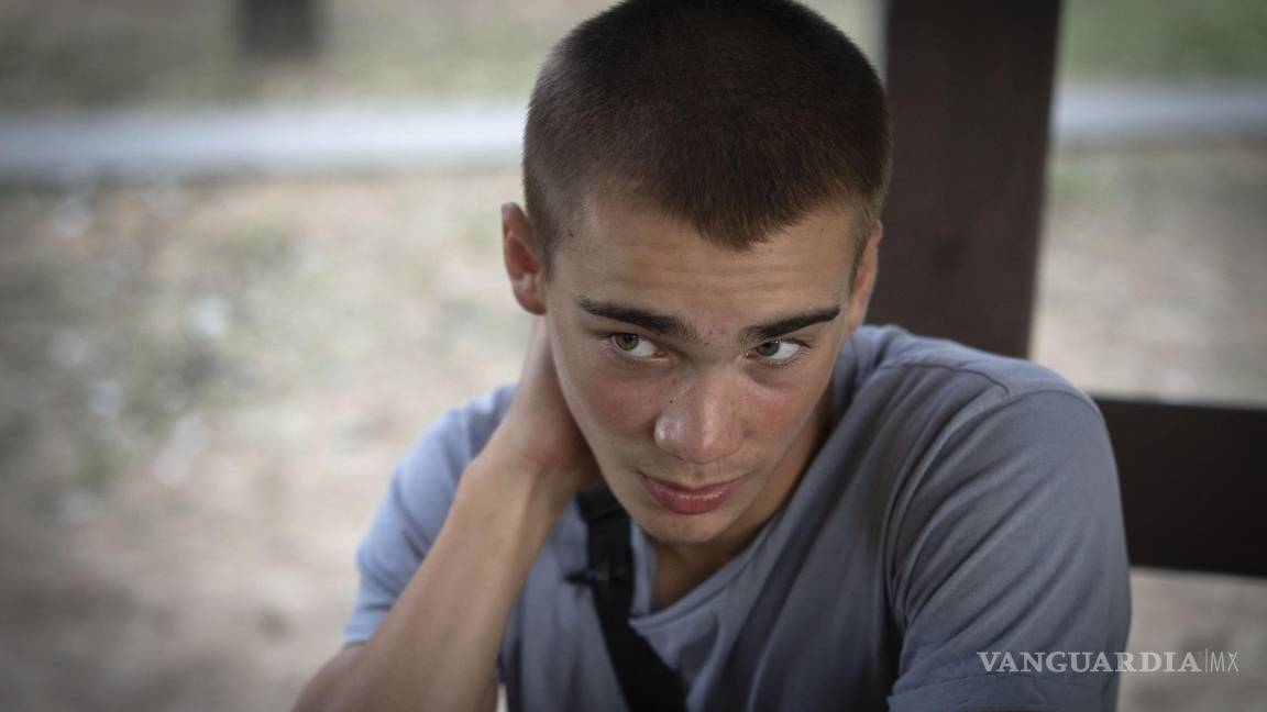 $!Valerii Soldatenko de la región de Luhansk bajo ocupación rusa, cuenta su historia en el campamento organizado por Voices of Children en Uzhhorod, Ucrania.