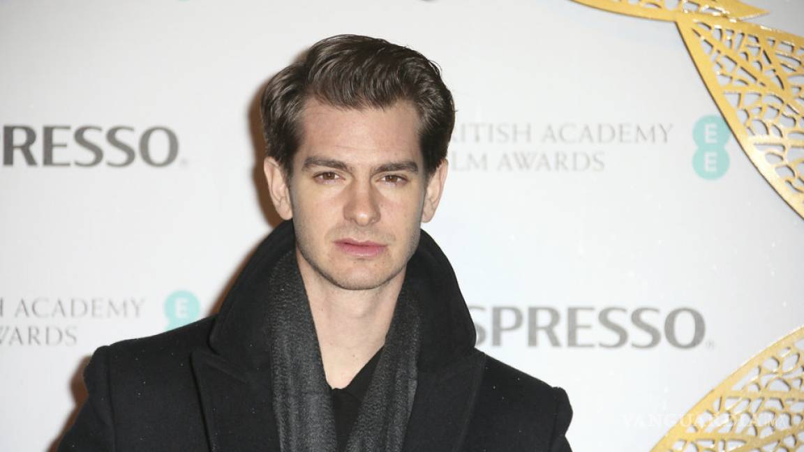 Andrew Garfield dice que está 'abierto' a experimentar con alguien de su mismo sexo