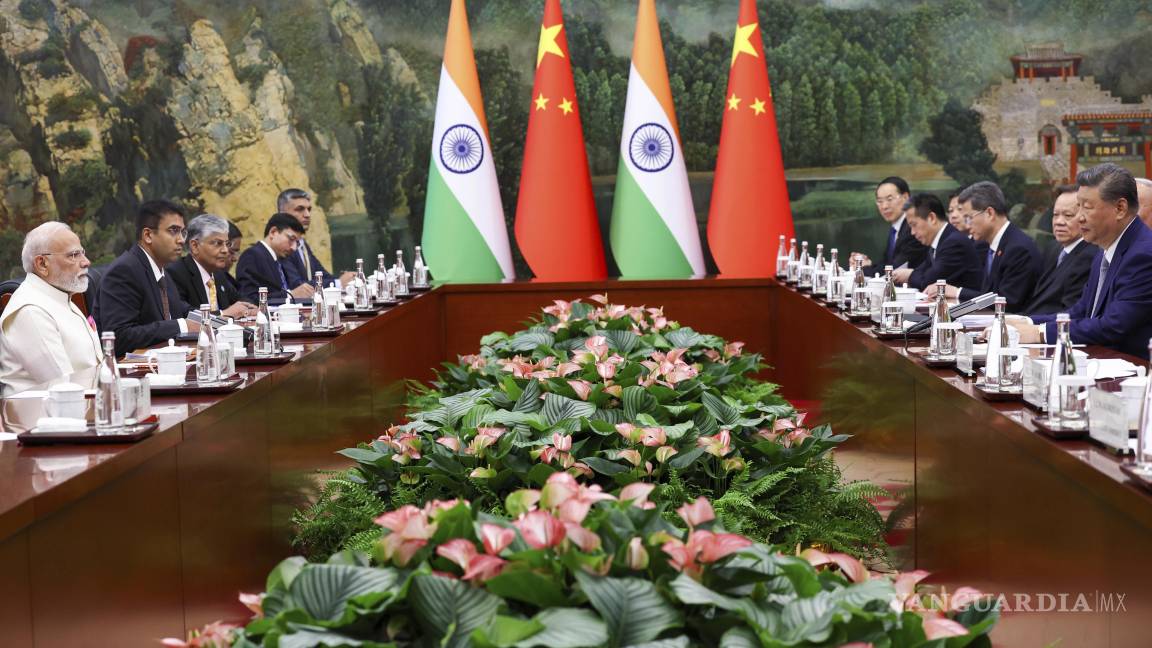 $!Ambos mandatarios se reunieron con sus equipos para fumar la pipa de la paz.