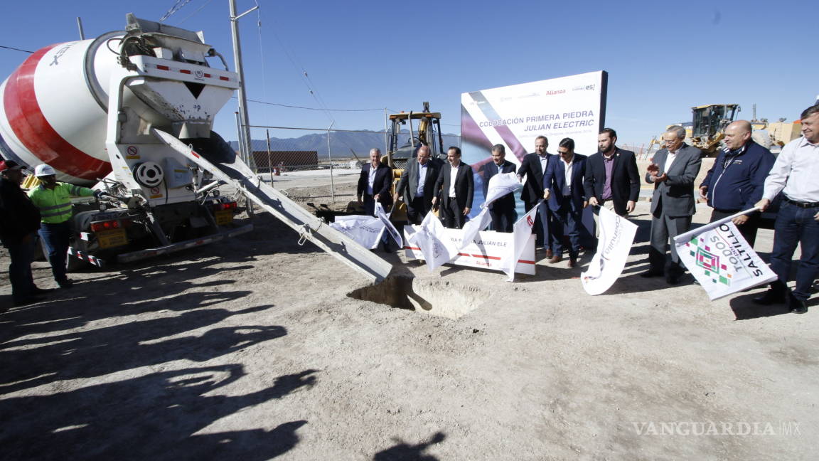 Colocan la primera piedra para la construcción de 'Julian Electric' en Saltillo
