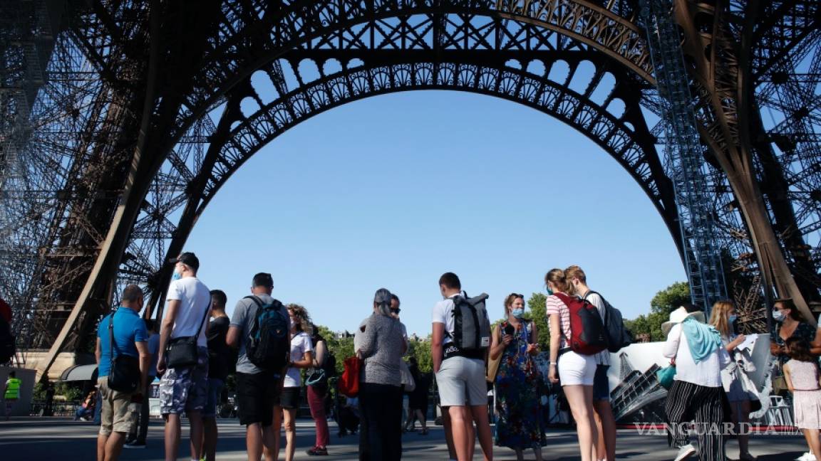 Así es cómo los turistas visitan la Torre Eiffel con restricciones por la pandemia del coronavirus en Francia (fotos)